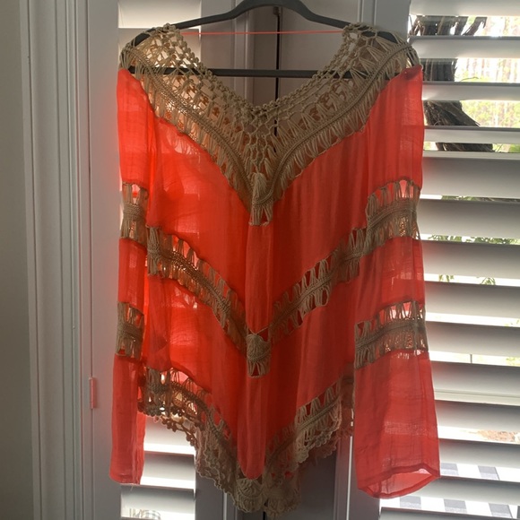 Umgee brand beautiful tunic with crotchet design and flowing sleeves and bottom - Picture 4 of 4